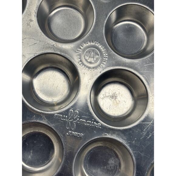 Vtg MUFFINAIRE 12 Muffin/Cupcake Pan Junior Aluminum United Aircraft Products x2 - Picture 3 of 4